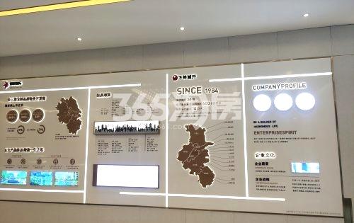 银城知庐售楼部品牌墙实景图（2020.10.11）
