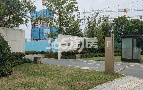 万科文一未来之光示范区停车场入口实景图（2020.10.13）