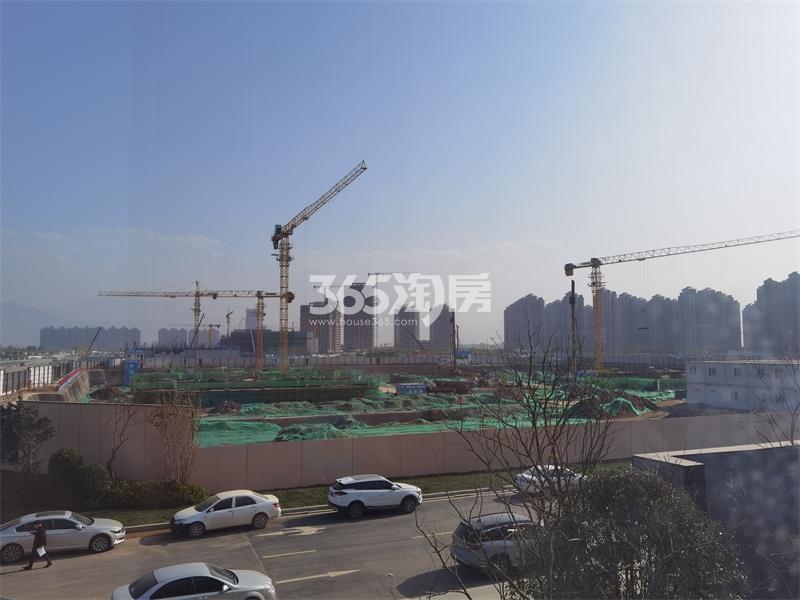 龙湖青云阙工地外围实景图2022.4.08