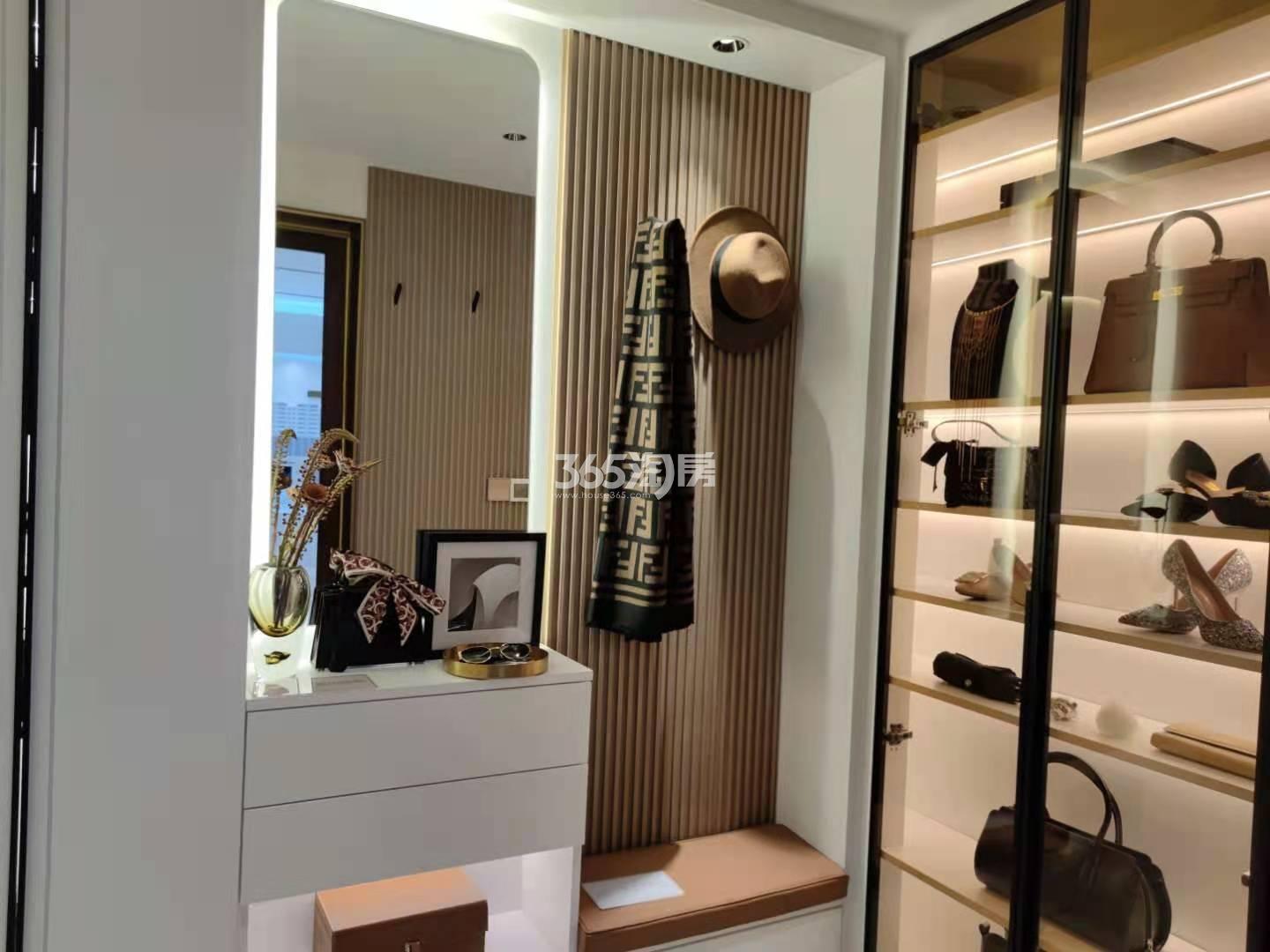 旭辉中梁时代江来103㎡样板间玄关