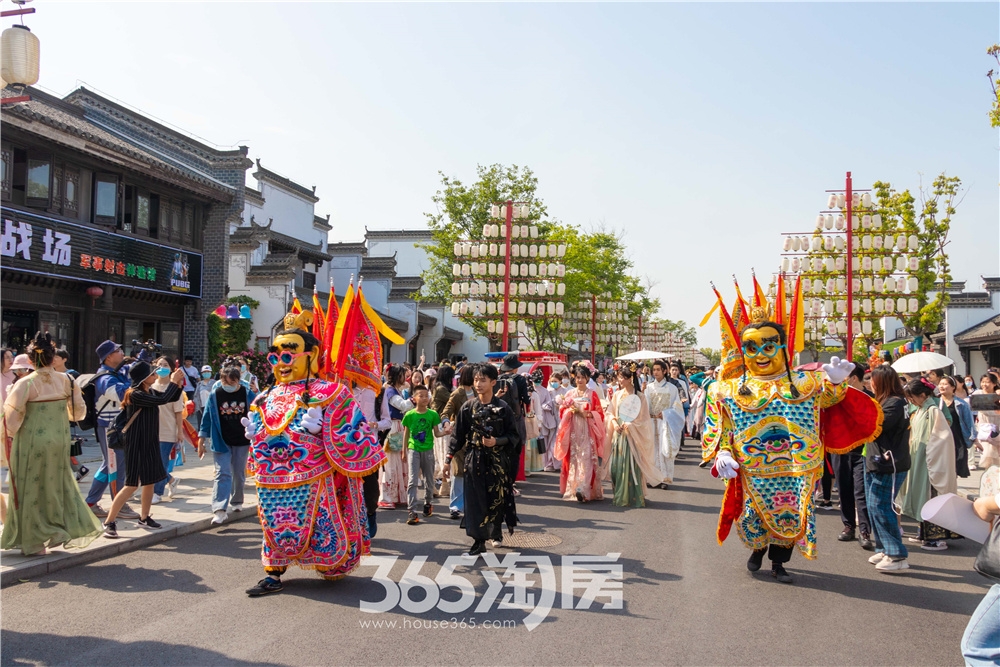 新华联鸠兹古镇商业活动（2021.5月摄）