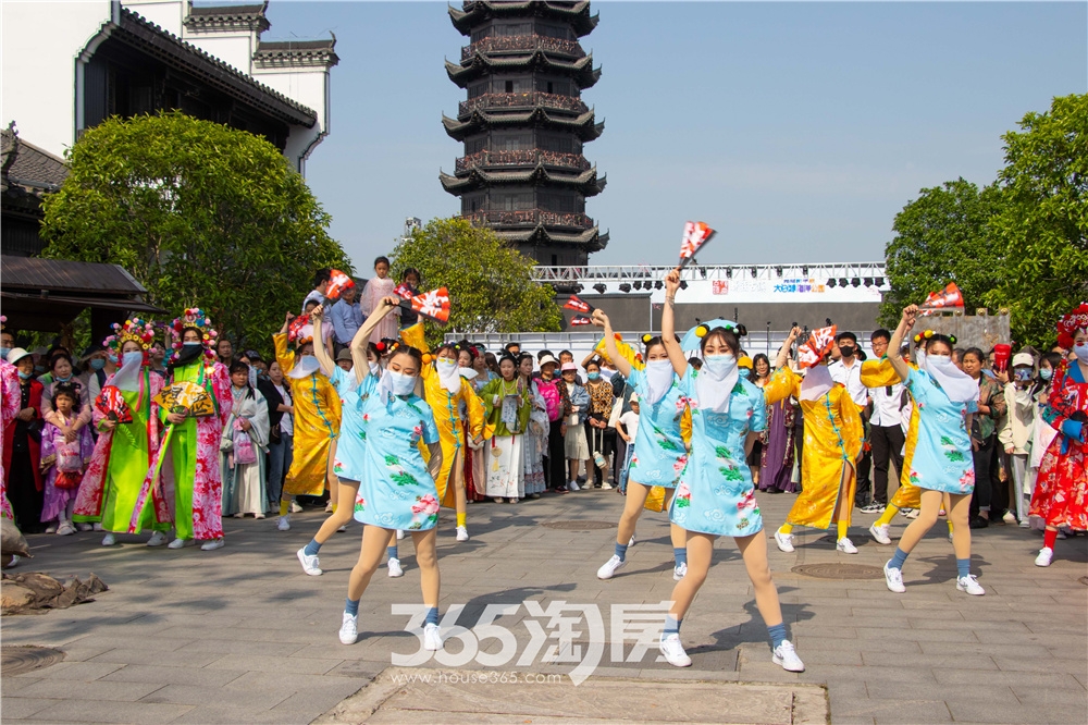 新华联鸠兹古镇商业活动（2021.5月摄）