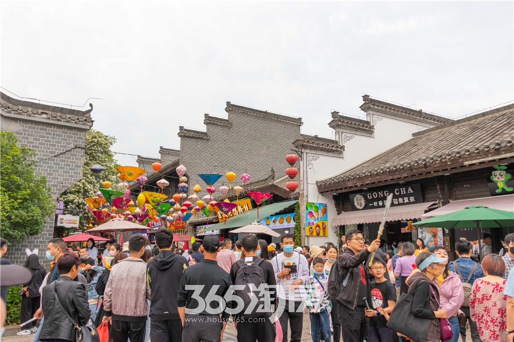 新华联鸠兹古镇商业活动（2021.5月摄）