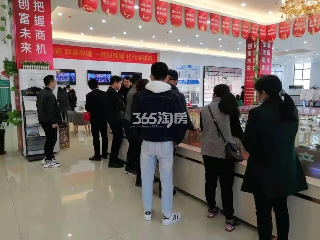 百大东城印象售楼部内沙盘旁实景图（2021.3.16）