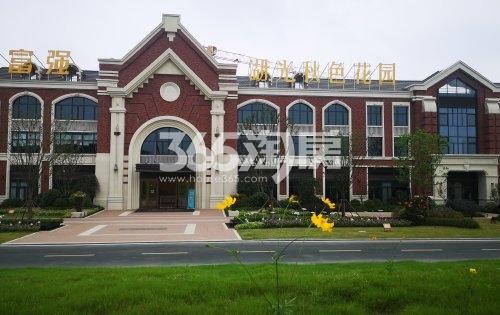 乐富强湖光秋色花园实景图