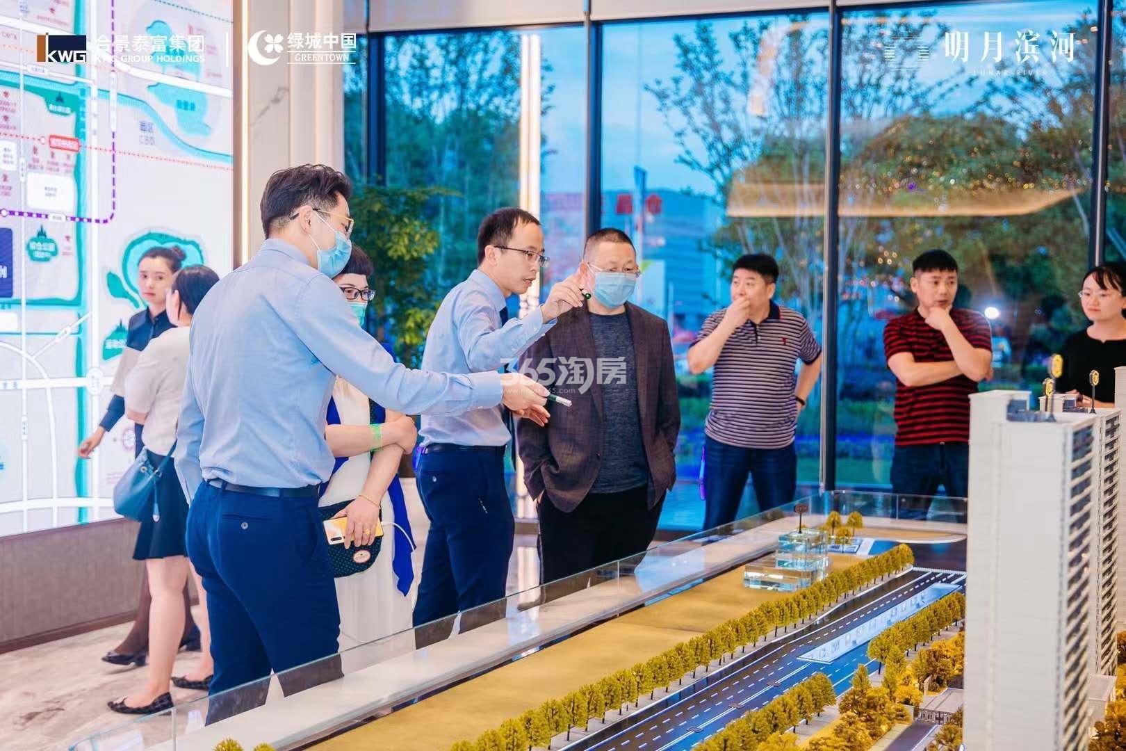 明月滨河项目营销中心开放现场人气实景