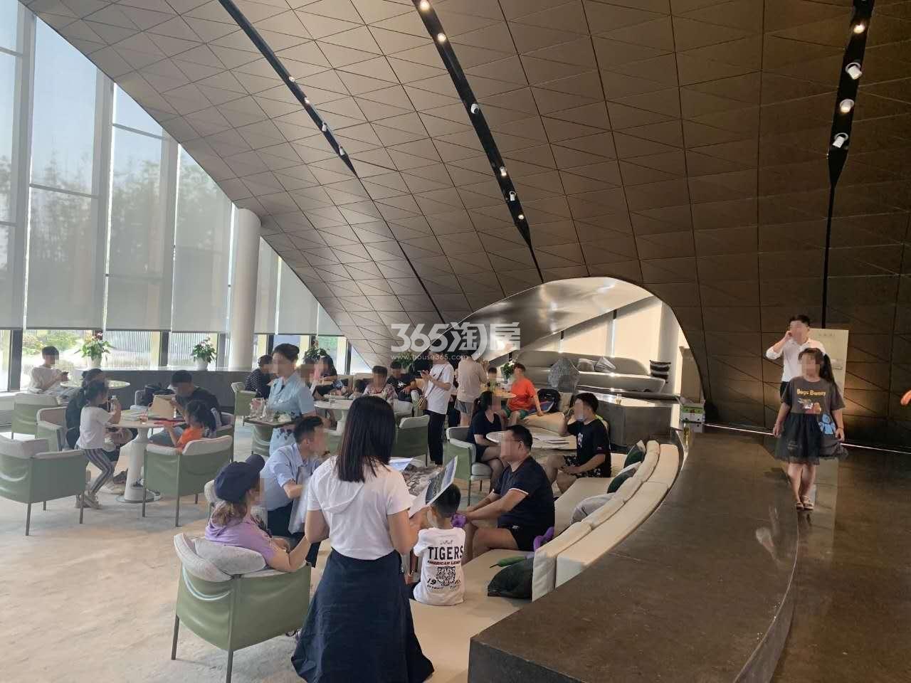 天鹅港华庭售楼处内部人气实景