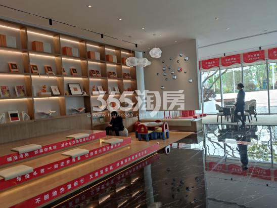 中南宸悦售楼部休息区实景图（2021.5.15）
