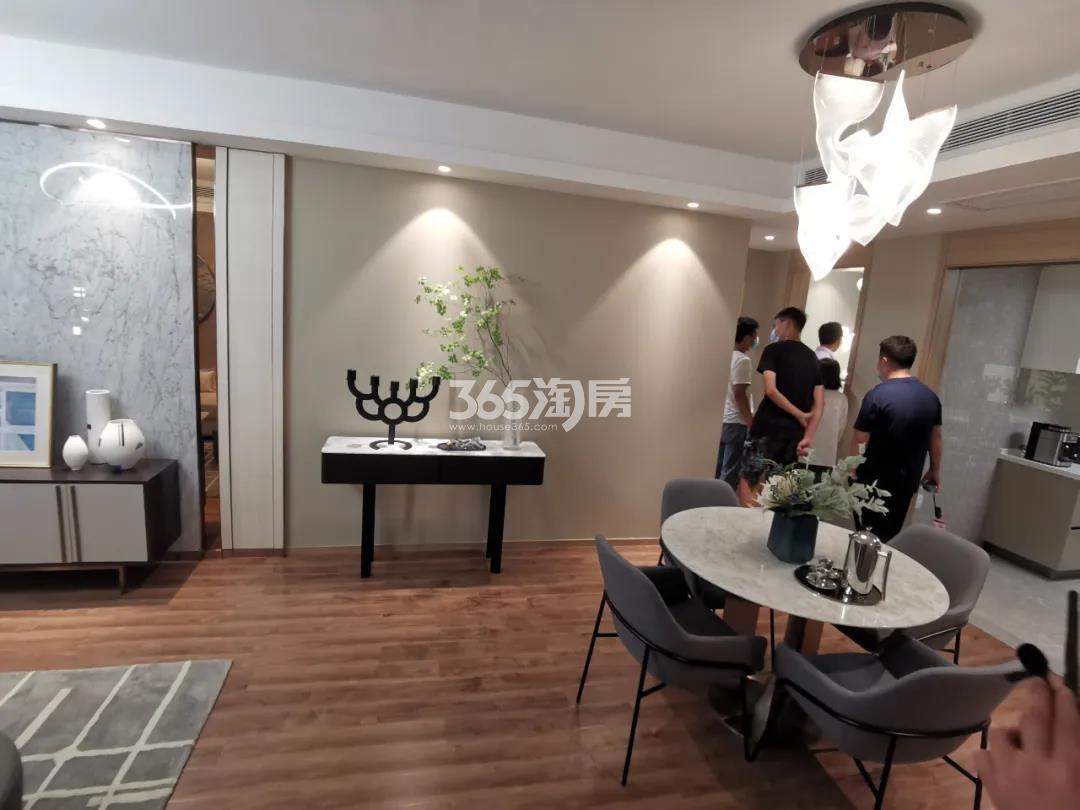 湖湾天地141㎡户型餐厅样板间图