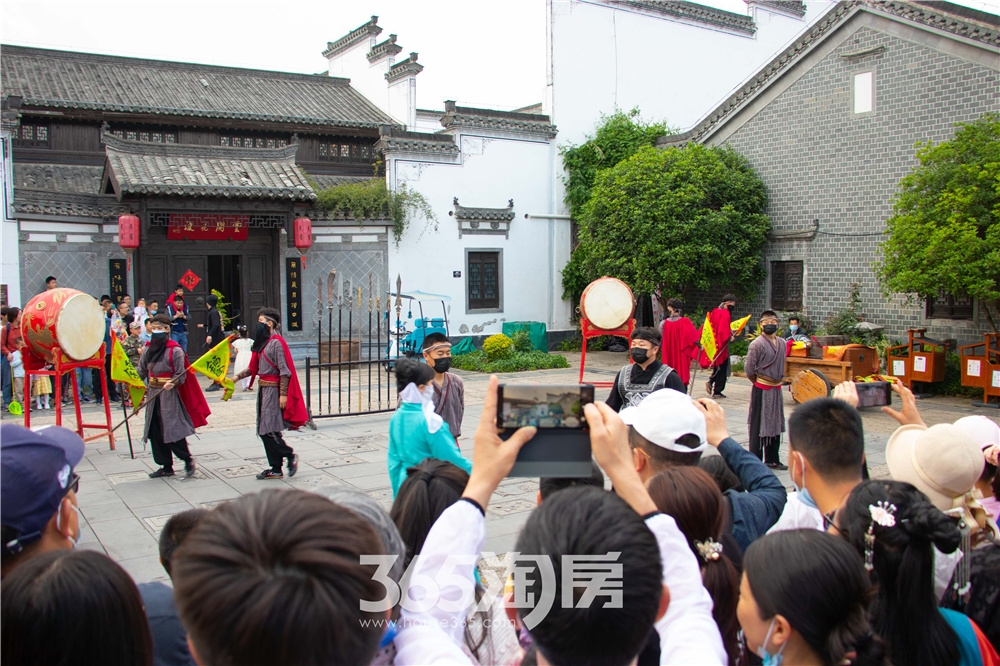新华联鸠兹古镇商业活动（2021.5月摄）