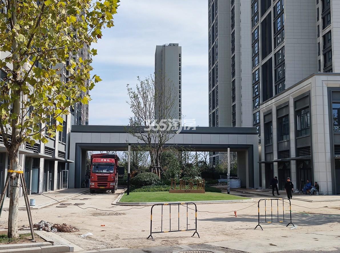 远洋万和四季小区大门实景图（10.21）