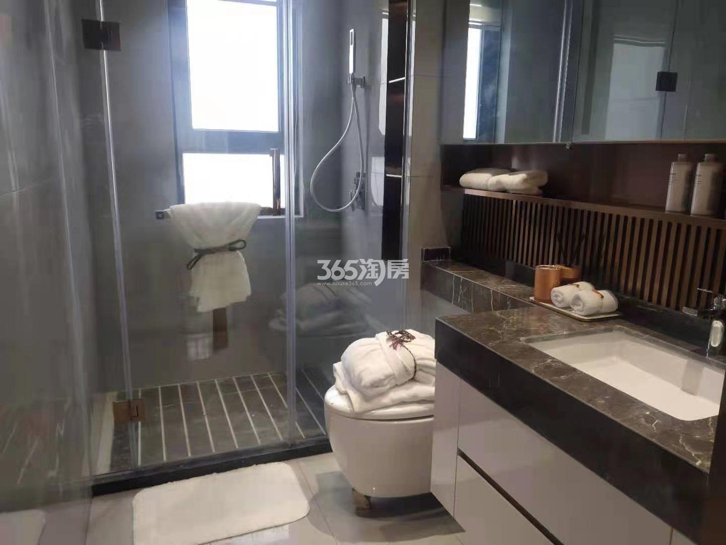 港龙旭辉城市江来111㎡户型样板间卫浴