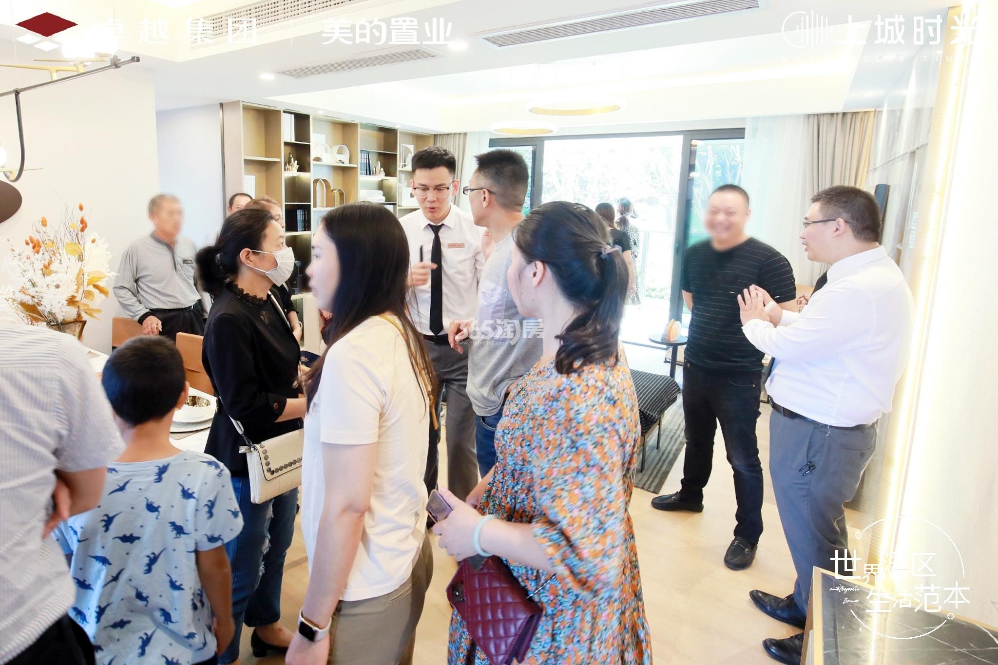 卓越美的·上城时光售楼处内部人气实景图