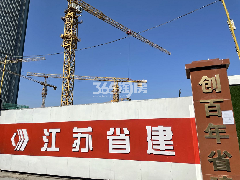 绿地中央广场·云玺工地围挡实景图（2021.11.22 摄）