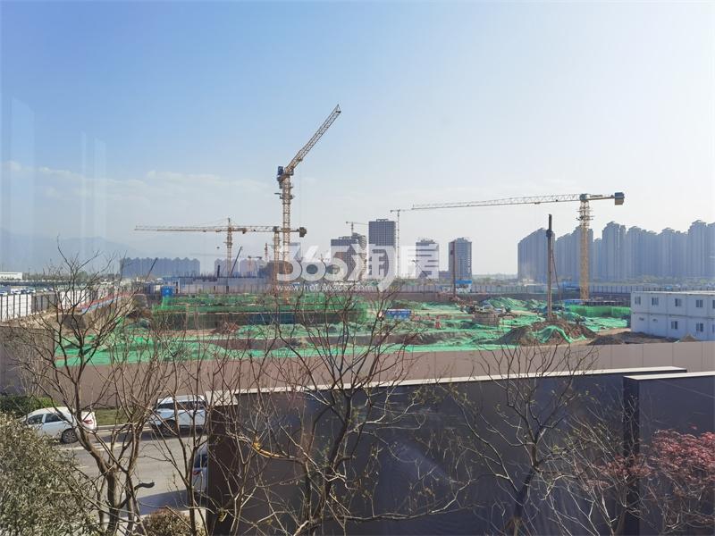 龙湖青云阙工地外围实景图2022.4.08