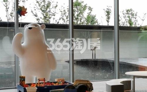 新力弘阳湖语时光售楼部小熊雕塑实景图（2020.11.10）