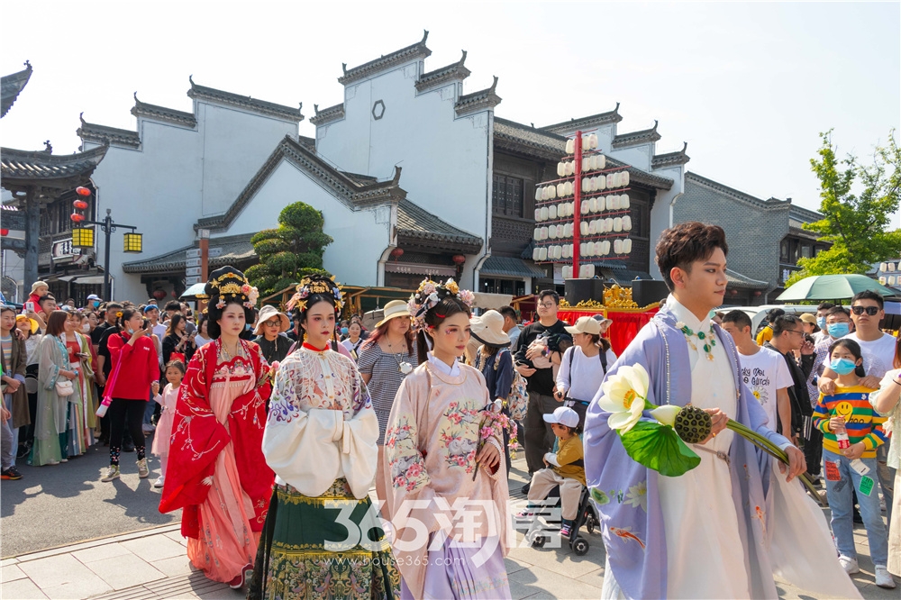 新华联鸠兹古镇商业活动（2021.5月摄）