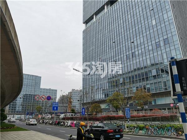 南京城际空间站（原绿地之窗）D区底商周边实景图（9.23）