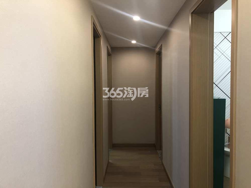 中梁芯都会高层95平样板间——走廊