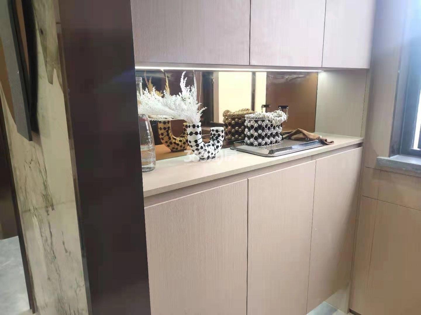 港龙旭辉城市江来111㎡户型样板间玄关