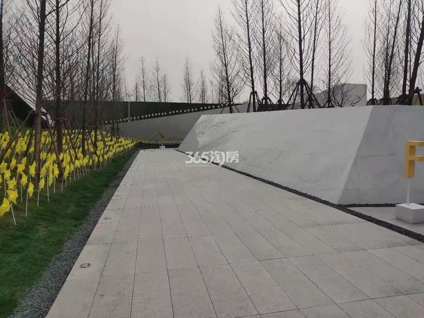 港龙旭辉城市江来示范区入口实景图（2020.3.21）